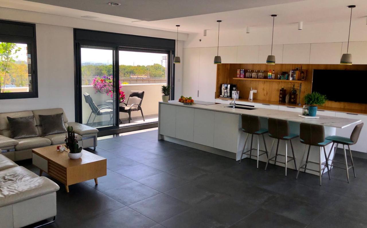 Suite And Room In A Breathtaking New Designed Penthouse In Se Tlv Tel Aviv Bagian luar foto