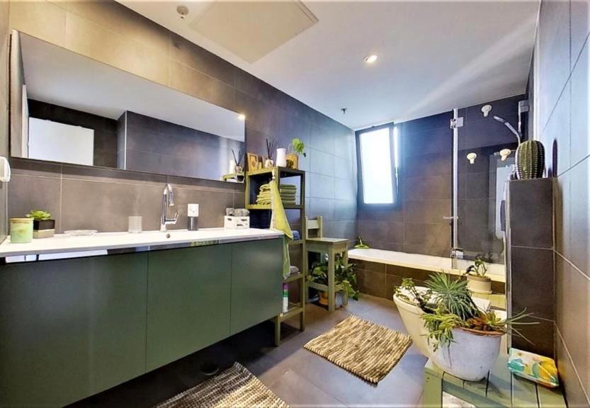 Suite And Room In A Breathtaking New Designed Penthouse In Se Tlv Tel Aviv Bagian luar foto